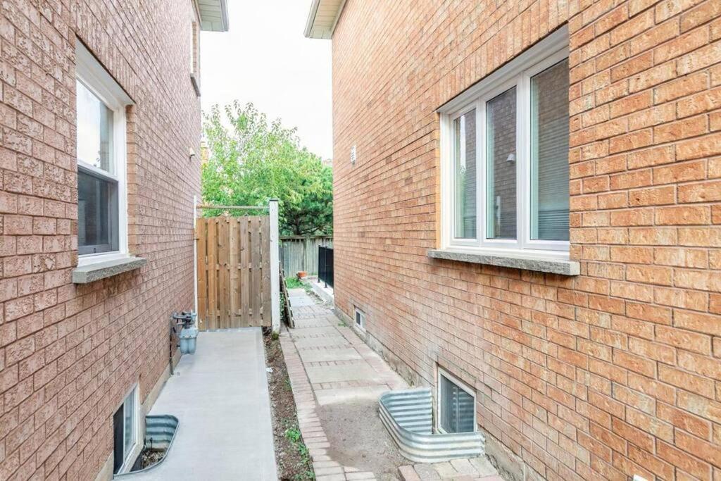 Spacious Basement Mississauga Exterior photo