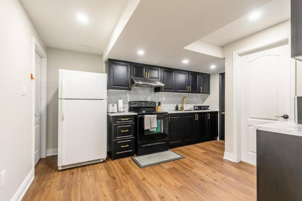 Spacious Basement Mississauga Exterior photo